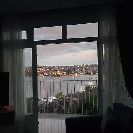 Taksimde Deniz Ve Marti Esliginde Uyanmak Istanboel