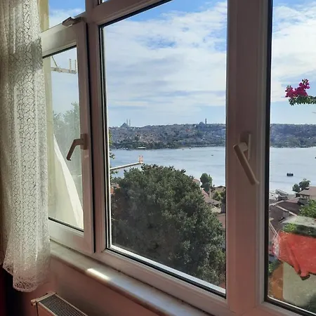 Taksimde Deniz Ve Marti Esliginde Uyanmak