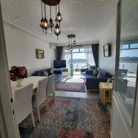 Taksimde Deniz Ve Marti Esliginde Uyanmak